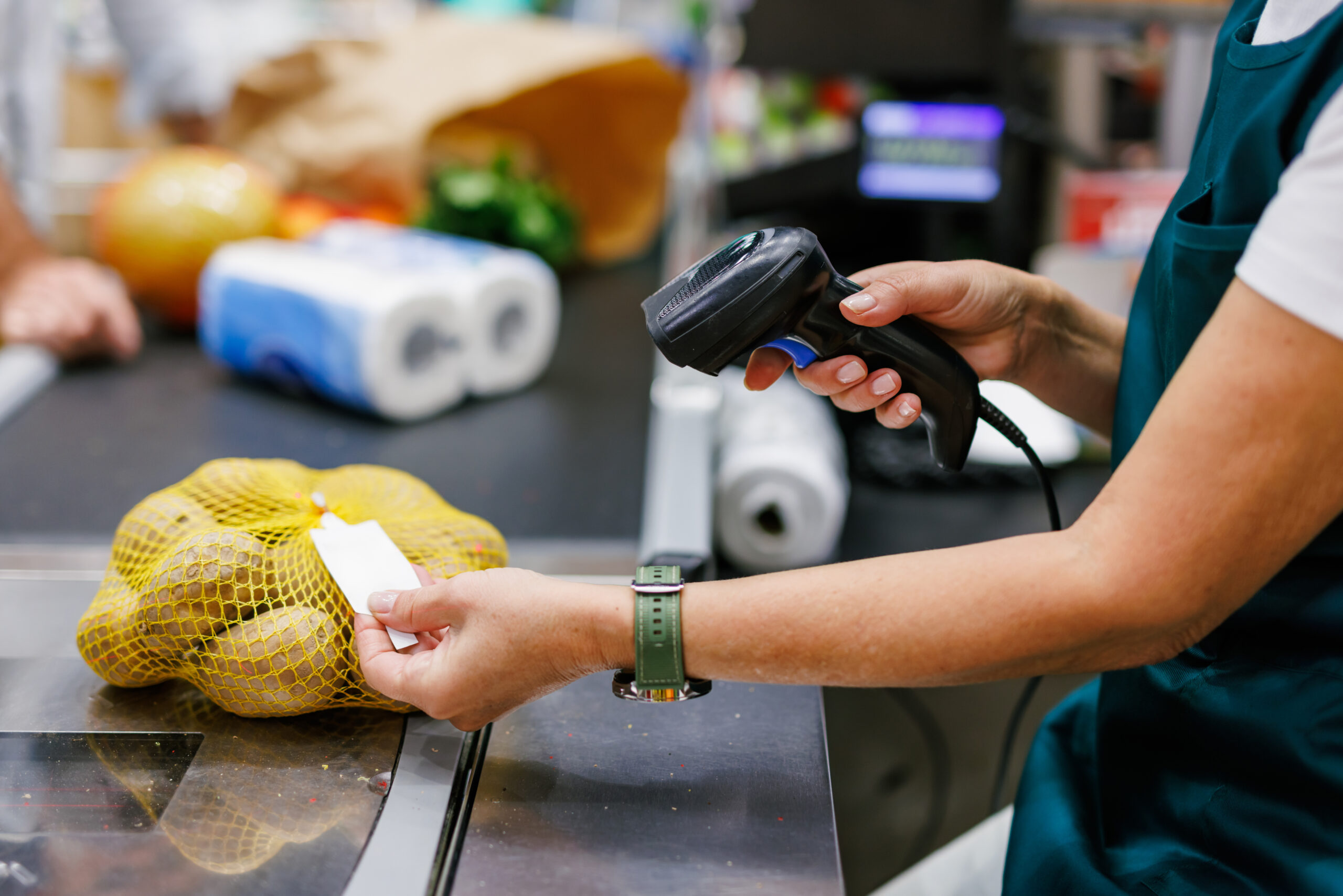 Caixa de supermercado lendo código de barras de pacote de batatas. As certificações agrícolas ajudam a rastrear de onde veio esse pacote, e sua qualidade.