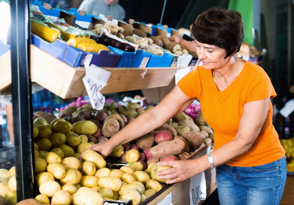 Imagem de batata na feira, representando o consumo de batata no Brasil nos últimos 50 anos.