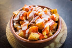 Imagem de patatas bravas.