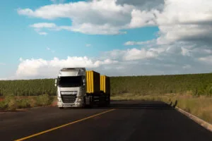Caminhão na estrada, representando o valor do frete no mês de fevereiro de 2026, no Brasil.