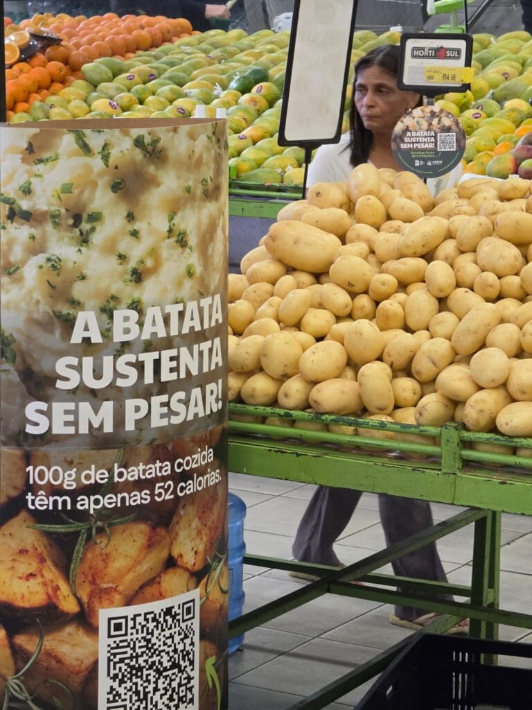 Totem da Abbin, que promove a batata in natura.